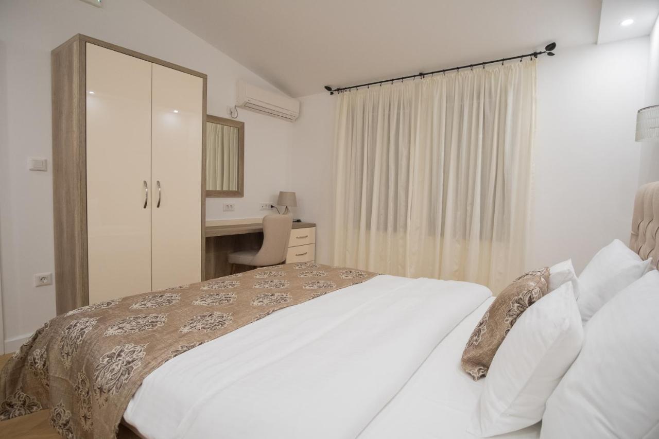 Hotel Freiburg Ulcinj Bagian luar foto