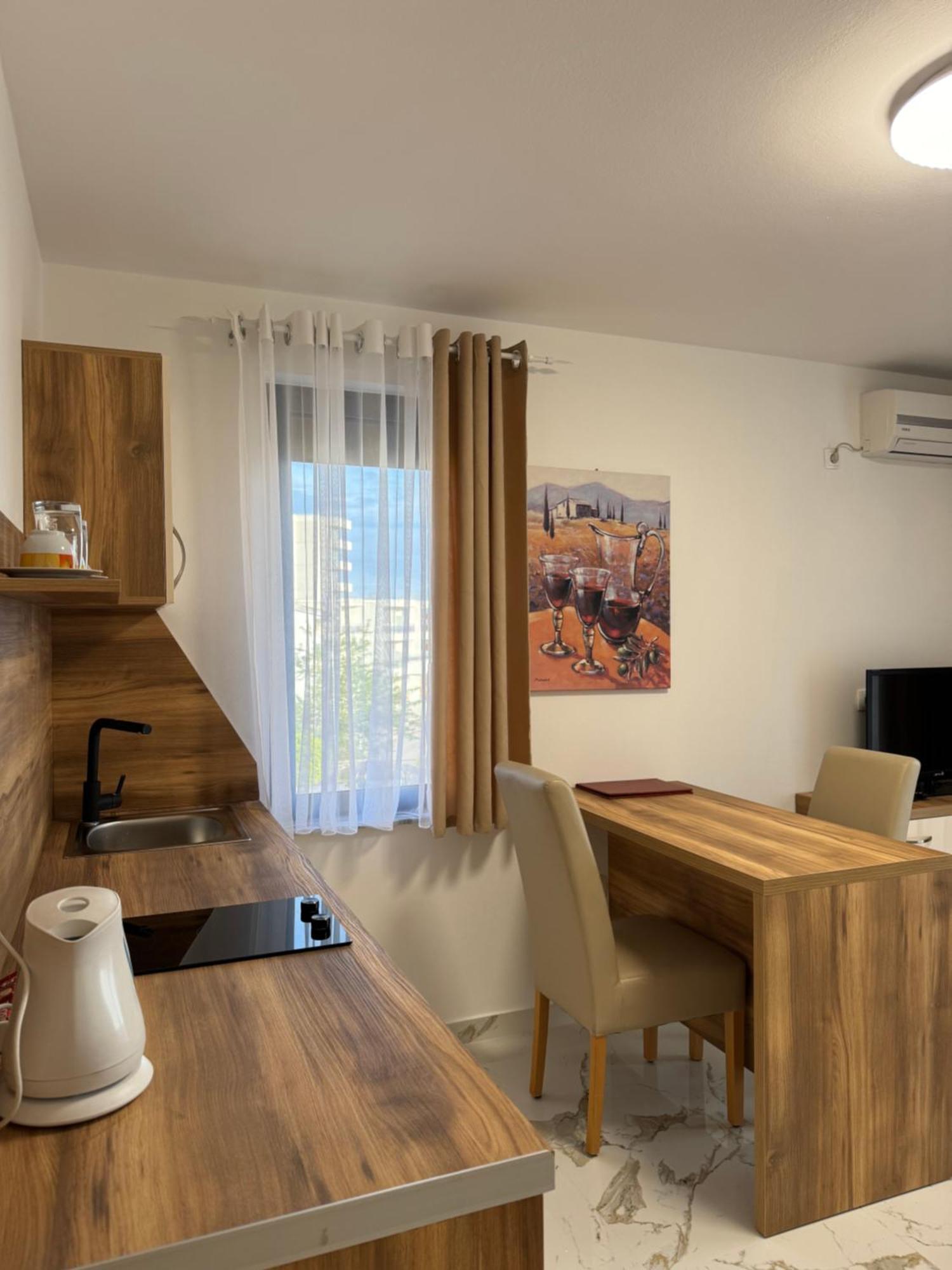 Hotel Freiburg Ulcinj Bagian luar foto