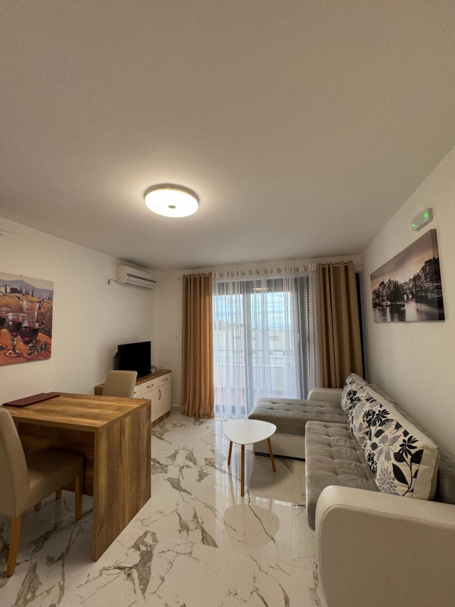 Hotel Freiburg Ulcinj Bagian luar foto