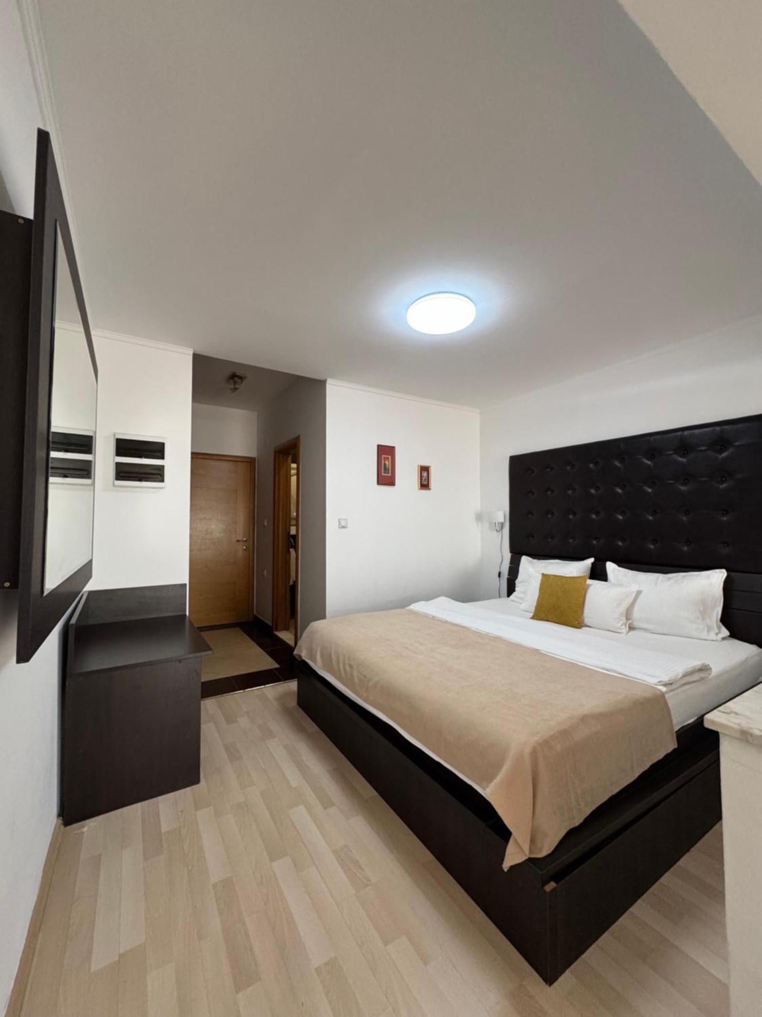 Hotel Freiburg Ulcinj Bagian luar foto