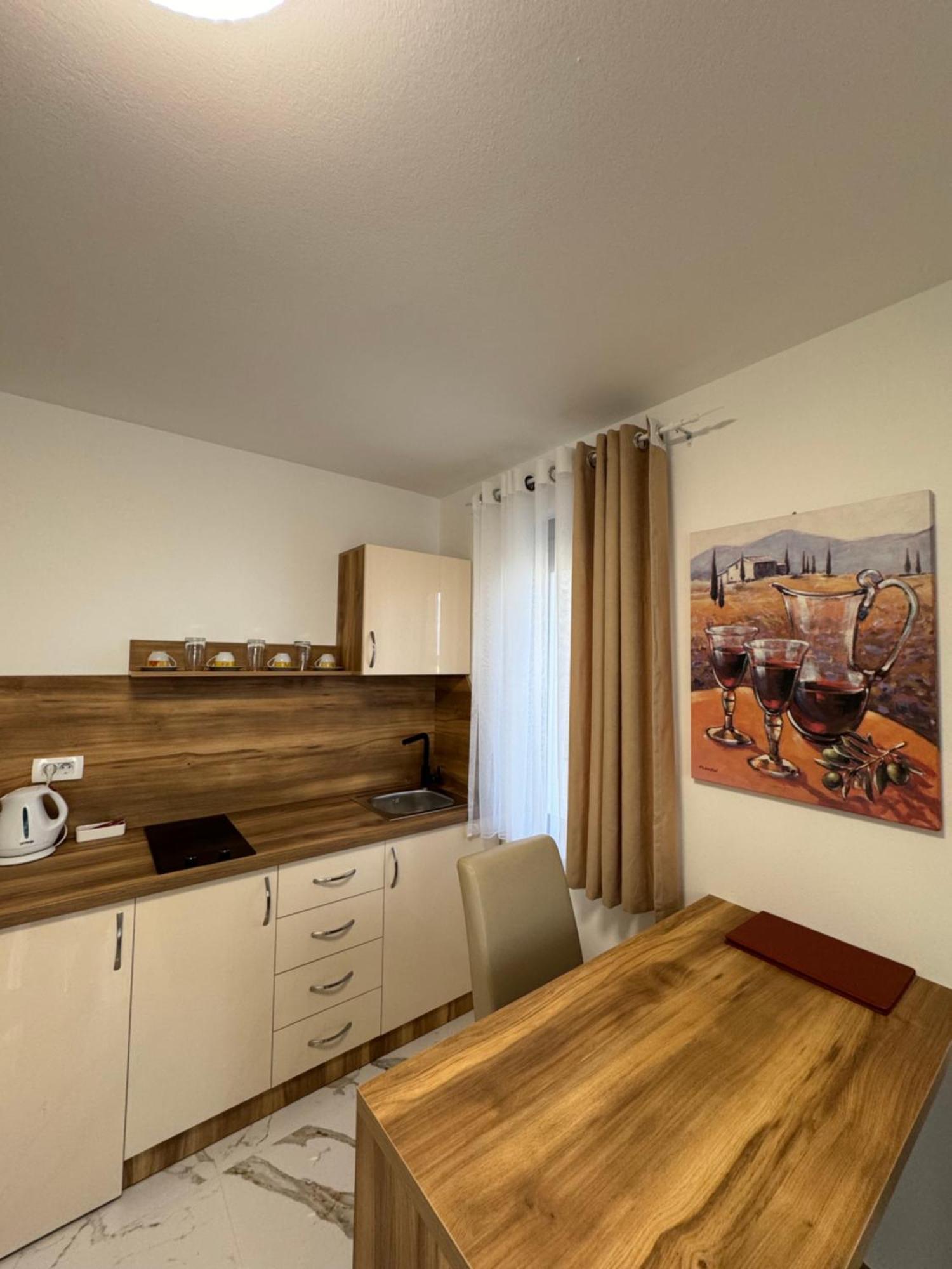 Hotel Freiburg Ulcinj Bagian luar foto