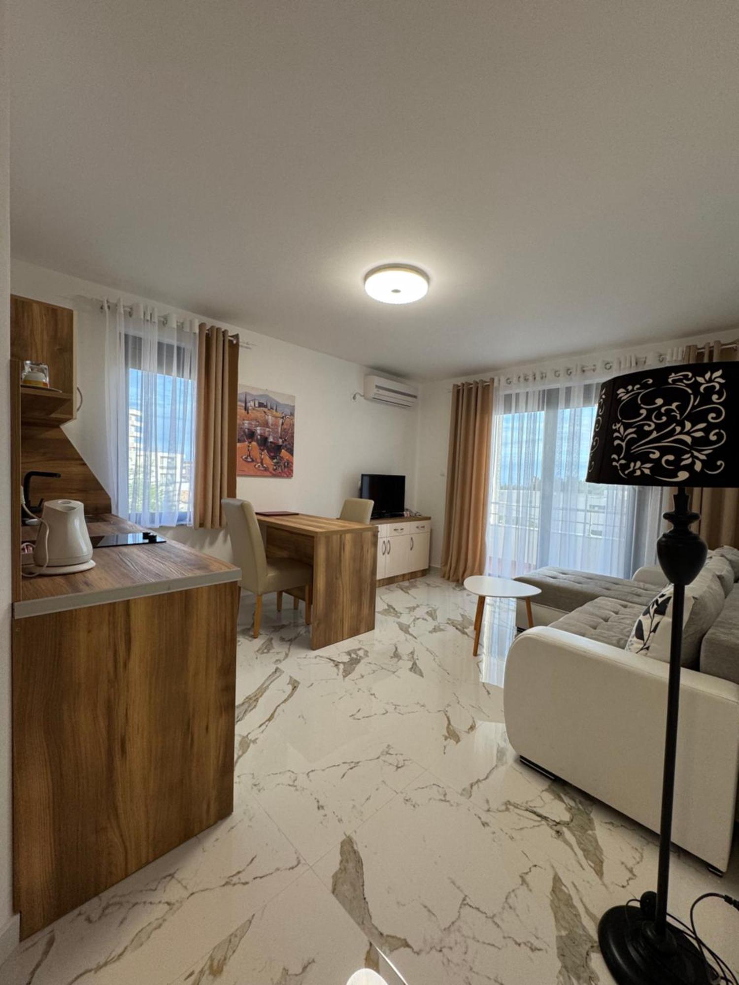 Hotel Freiburg Ulcinj Bagian luar foto