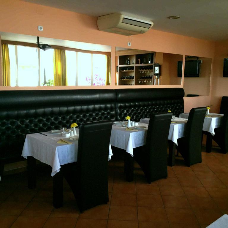 Hotel Freiburg Ulcinj Bagian luar foto